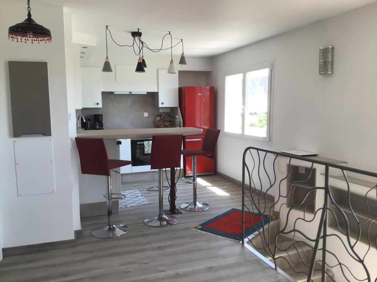 2 Pièces Rez-de-jardin Dans Maison Avec Piscine Appartement *