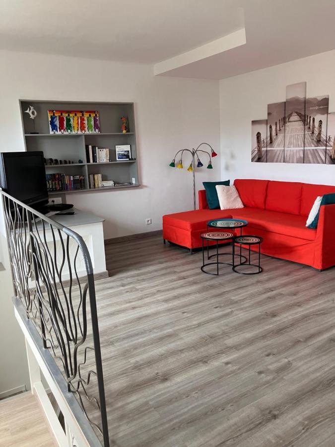 2 Pieces Rez-de-jardin Dans Maison Avec Piscine