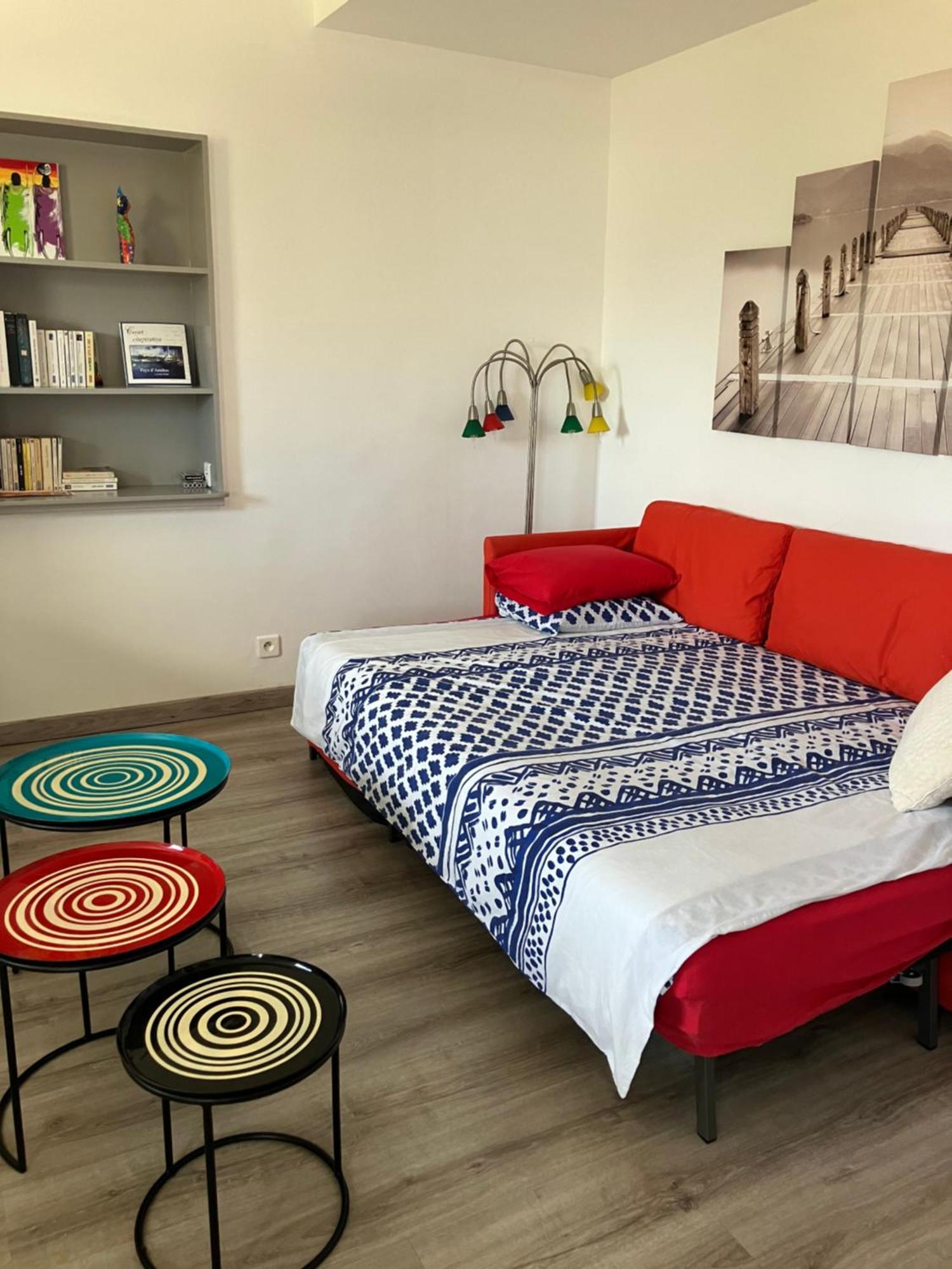 2 Pieces Rez-de-jardin Dans Maison Avec Piscine Villeneuve-Loubet