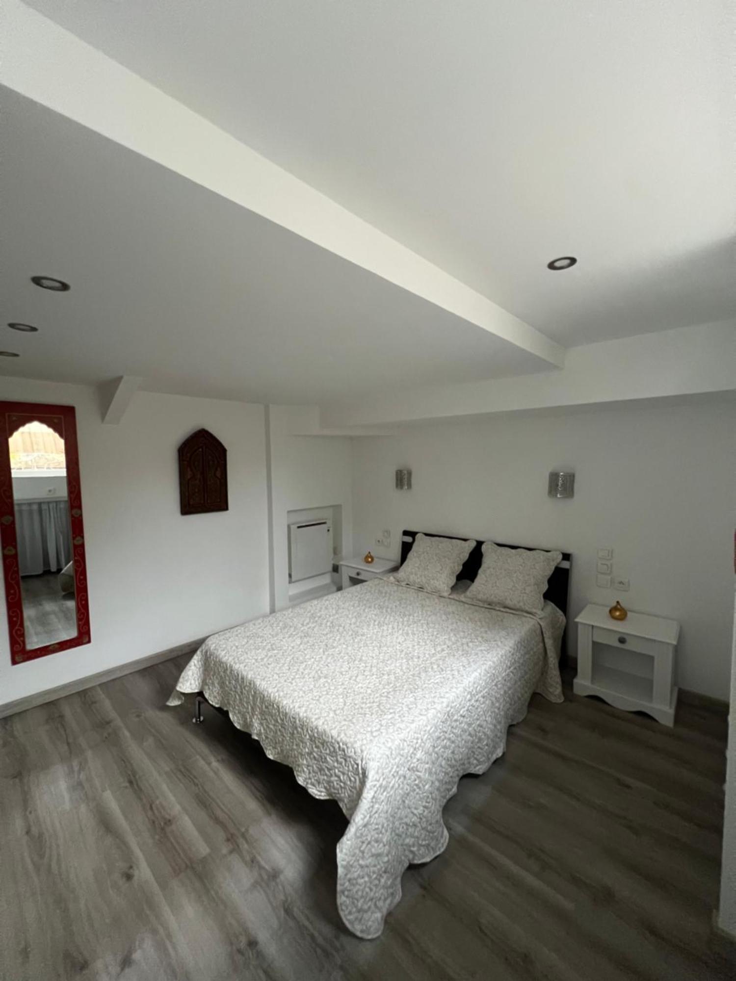 Appartement 2 Pièces Rez-de-jardin Dans Maison Avec Piscine