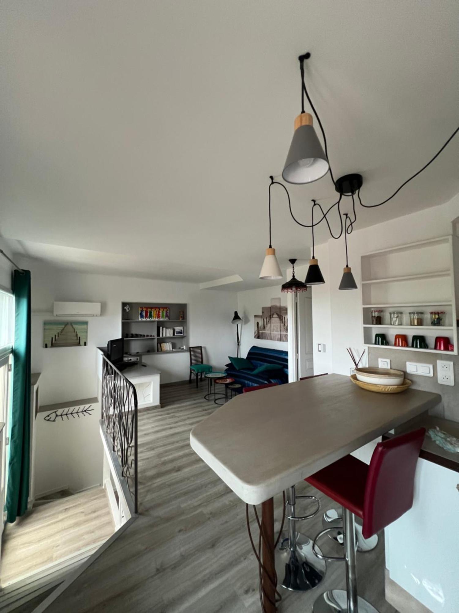 2 Pieces Rez-de-jardin Dans Maison Avec Piscine *